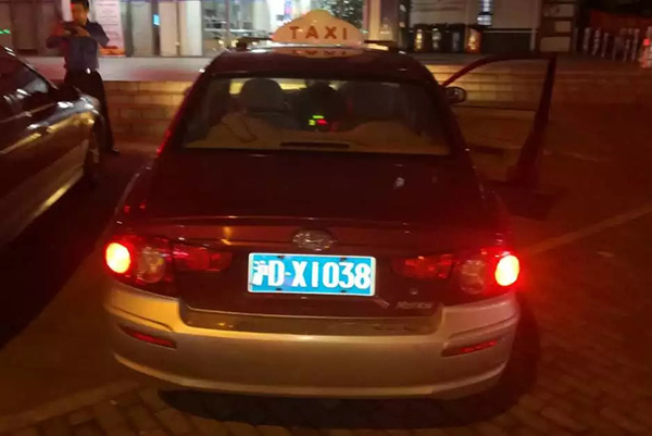出租統(tǒng)一亮紅色“電調(diào)”燈查非法客運(yùn)，上海創(chuàng)建路查方法查獲9輛克隆車