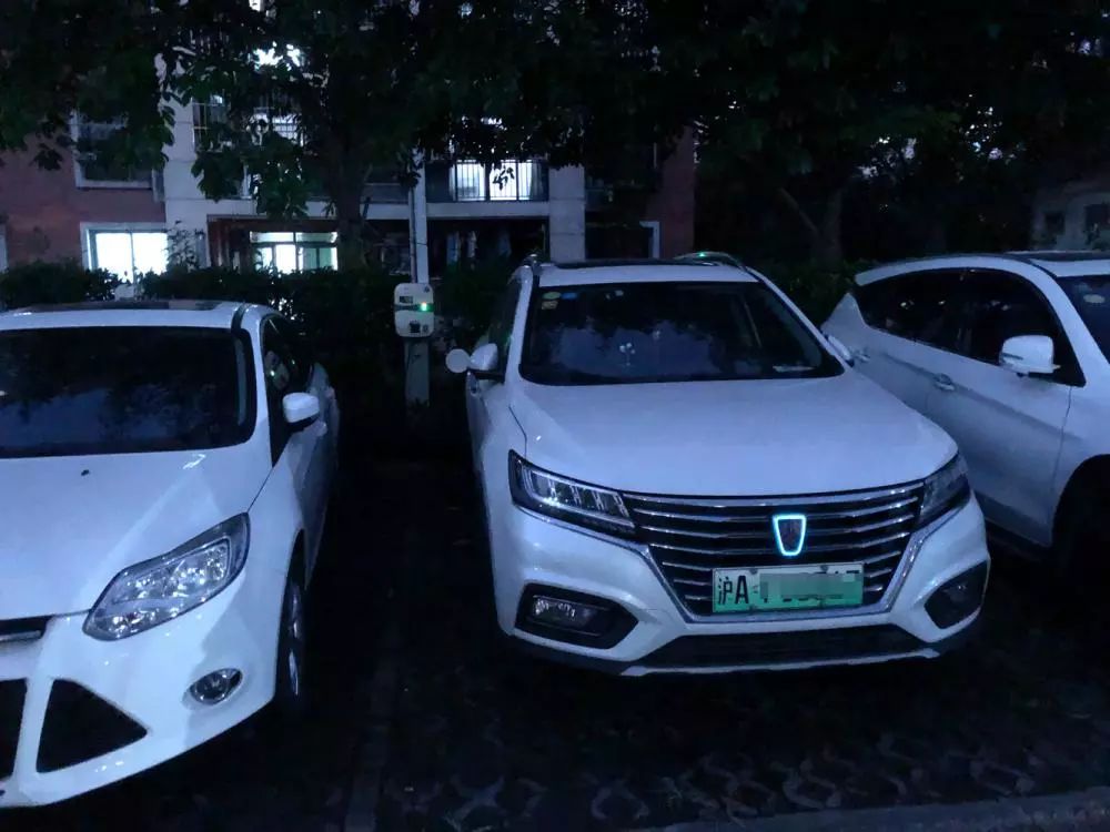 想給車充電得開10公里！如何解決出租車夜間“一樁難求”？