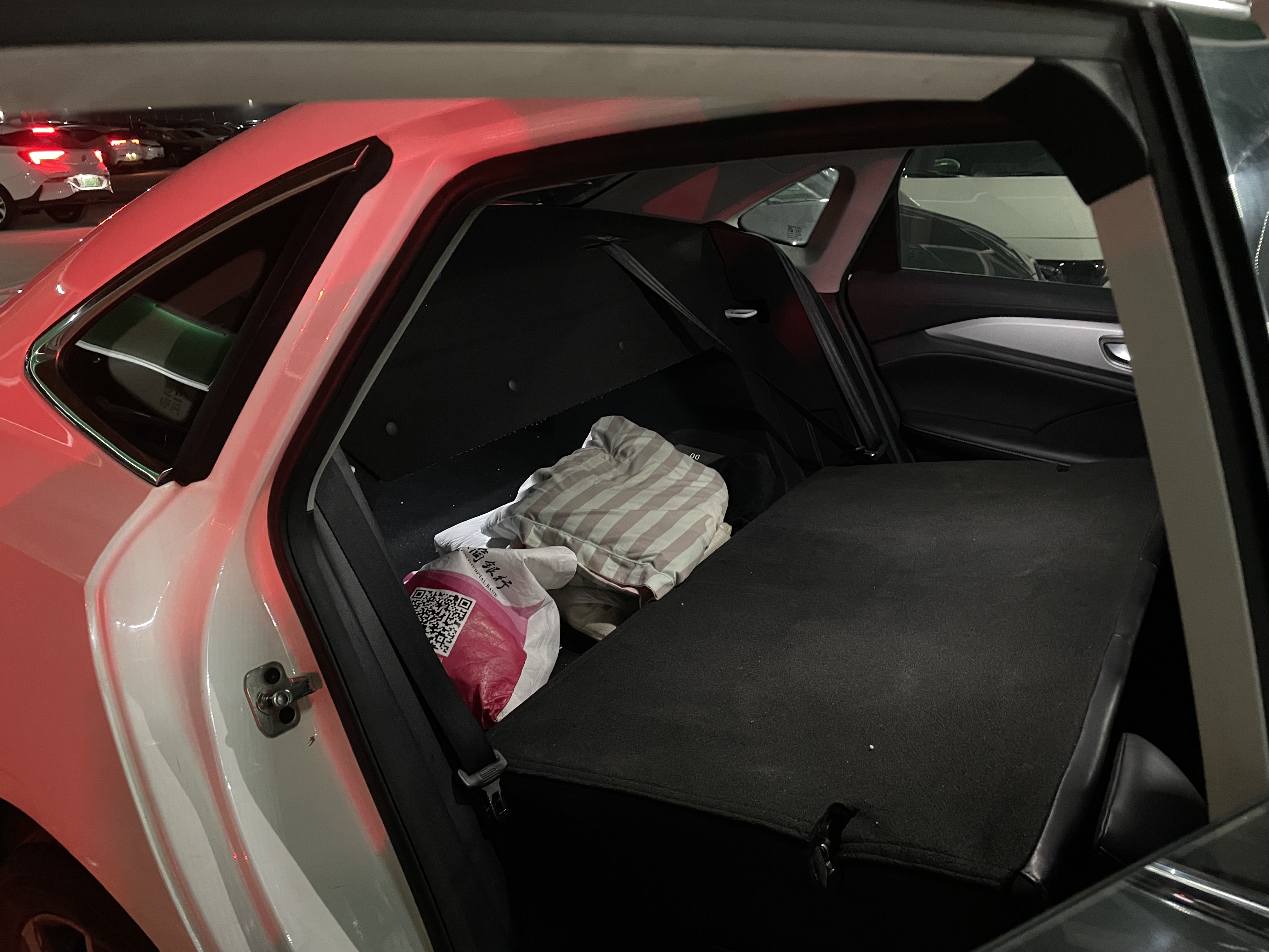 網(wǎng)約車司機(jī)，“卷”在車流里