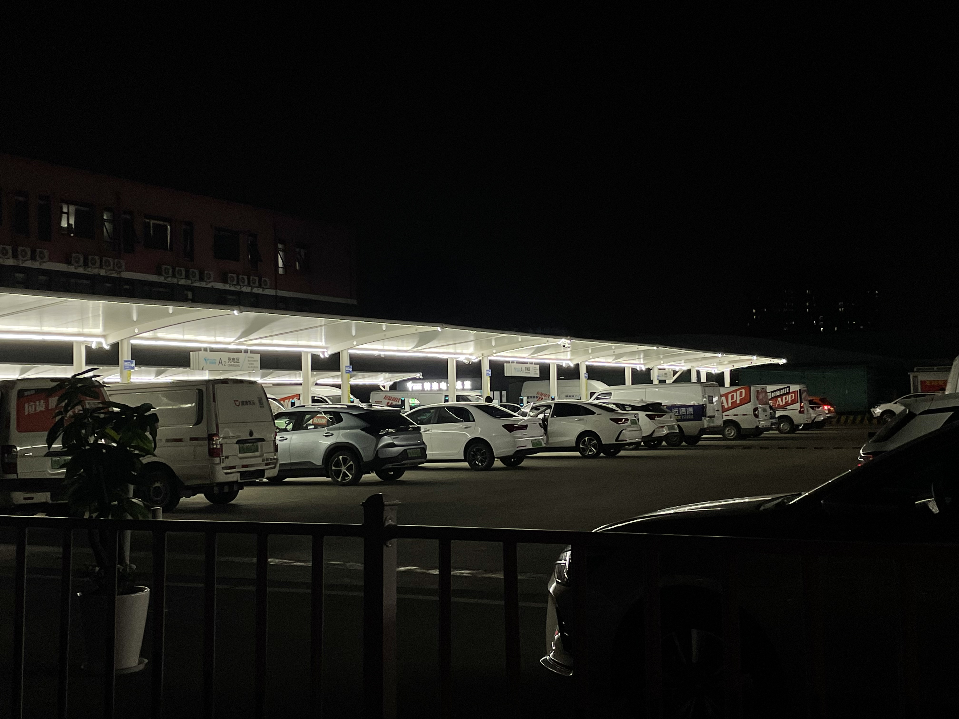 網(wǎng)約車司機(jī)，“卷”在車流里